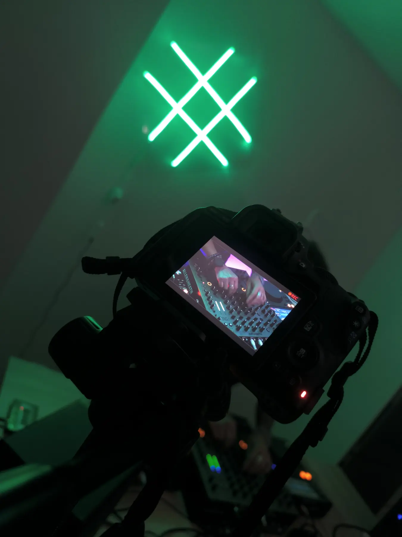 Cámara grabando bajo el neón histórico de DNF durante la transición a DISJUNCTIVE SERIES